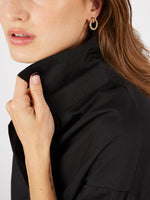 Elodie earrings – A round element  set with  Swwrovski crystaks and pearls, 24K yellow gold plated, in a classic fine look.