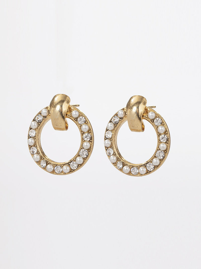 Elodie earrings – A round element  set with  Swwrovski crystaks and pearls, 24K yellow gold plated, in a classic fine look.