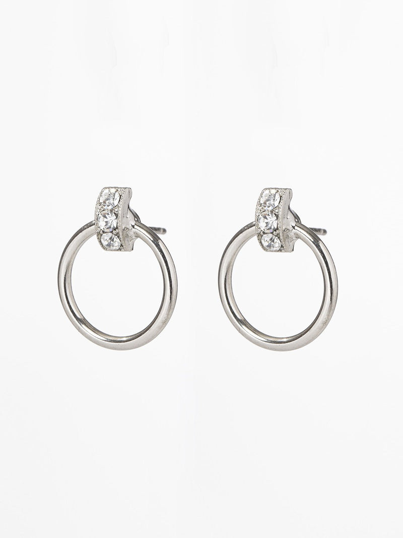 Jenny earrings – A round small post hoop earrings set with3 small pearls, Rhodium plated, in a classic fine look.